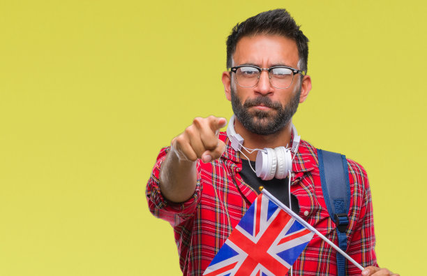 拿着英国护照的西班牙裔学生图片下载