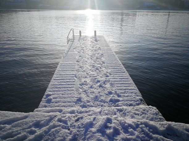 小码头被雪覆盖图片下载