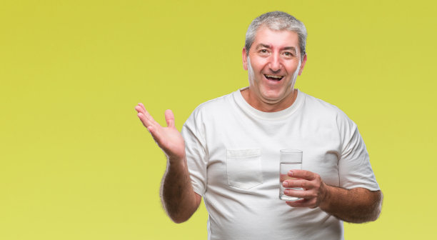 英俊的老男人喝着水越过孤立的背景非常高兴和兴奋，胜利者的表情庆祝胜利尖叫着大大的微笑和举起手图片下载