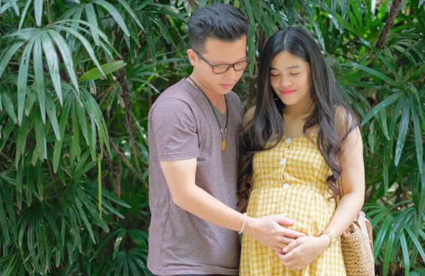 怀孕的女人和她的丈夫图片下载