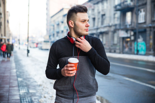 一个戴着耳机的少年在街上图片下载