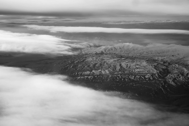 鸟瞰图美丽的高山在巴彦乌尔基市在蒙古，黑白图片图片下载