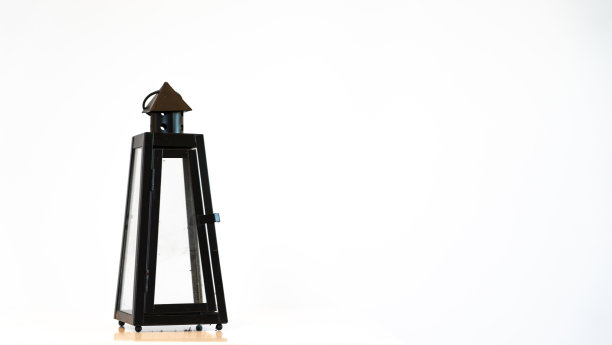 白色背景上的古老灯笼图片下载