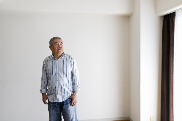 老年男性的肖像图片下载