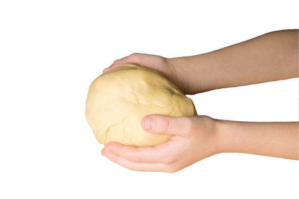 面团在孩子的手中孤立上白。自制面包，意大利面，饺子，馄饨。家里的厨房。图片下载