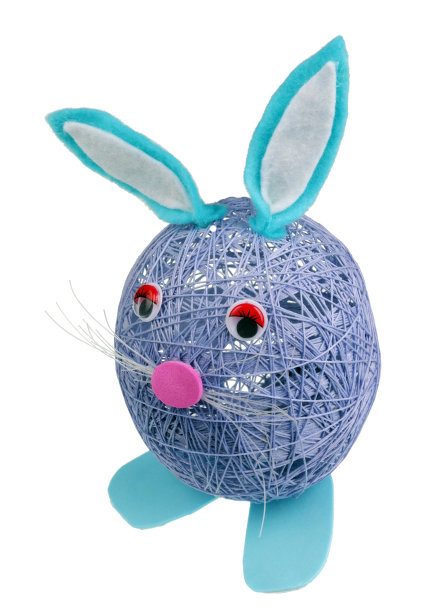 一个用蓝色棉线手工制作的悲伤孤独的复活节小兔子。孤立的图片下载