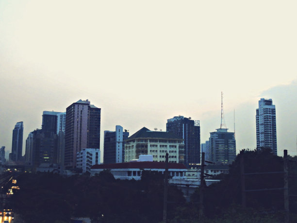 以城市抽象的色彩建筑为背景绘制水彩插画。图片下载