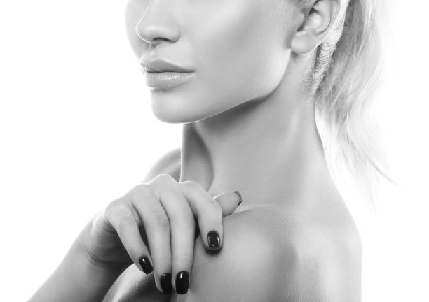 嘴唇，美丽模特女孩脸部的一部分。黑色和白色图片下载