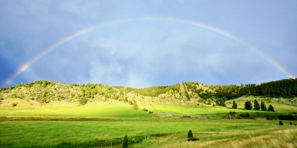 蒙大拿上空出现一道鲜艳的彩虹。图片下载