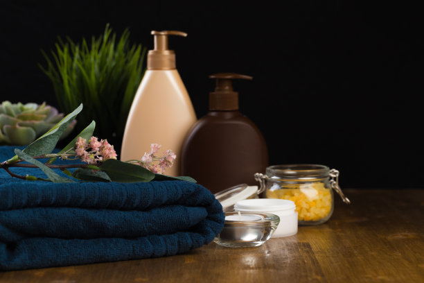 水疗静物与芳香蜡烛，花和毛巾。——图片图片下载