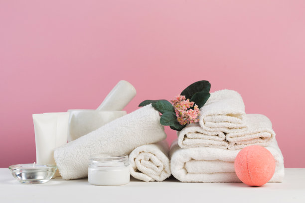 水疗静物与芳香蜡烛，花和毛巾。——图片图片下载