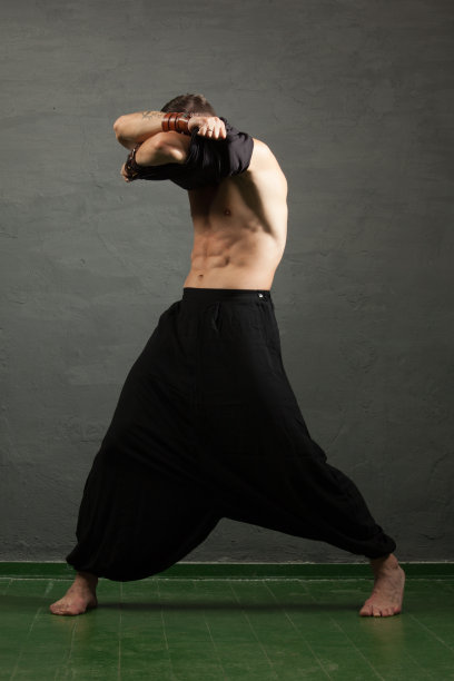 一个35岁男舞者的工作室肖像图片下载