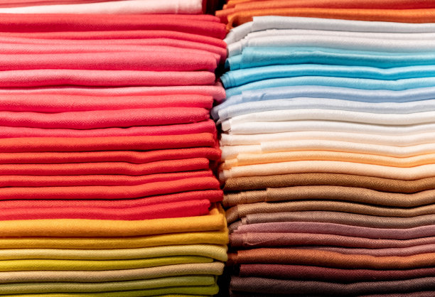 彩色纺织品和布料的特写。明亮的冷热颜色。图片下载