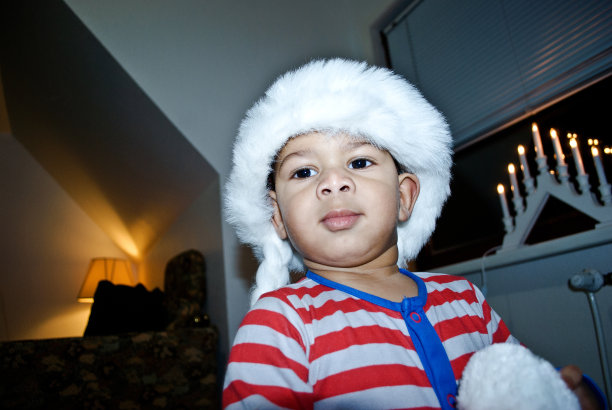 圣诞快乐:孩子正在为圣诞节做准备。白色的降临蜡烛作为背景图片下载