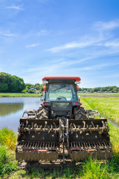 一台拖拉机准备种水稻图片下载