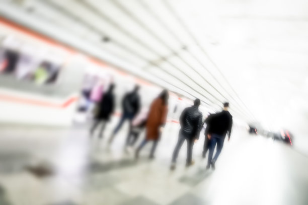 地铁里乘客的剪影。站台上的人们。图片下载