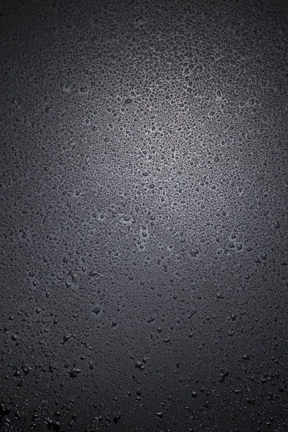 黑色背景上的水滴图片下载