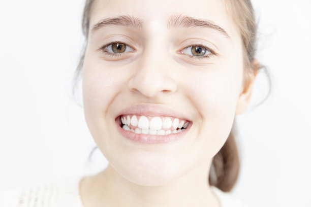 年轻女孩美丽的笑容和洁白的牙齿图片下载