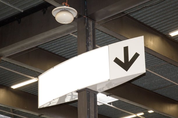 向下箭头与空白广告牌横幅室内室内准备文字和广告图片下载