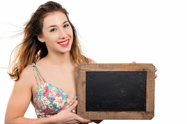 漂亮的年轻女子展示一个小黑板孤立在白色的背景图片下载