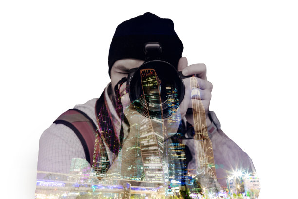 双重曝光，一个男人在夜间拍摄和现代大城市的背景图片下载