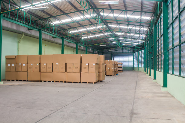 仓库。一排排放着盒子的架子图片下载