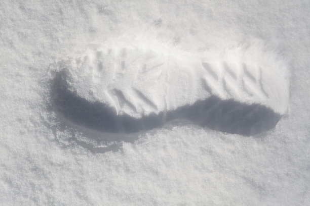 雪地上的脚印图片下载