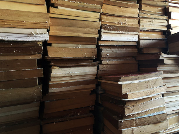 灰尘和破旧的旧书。图片下载