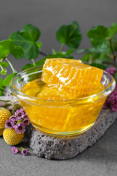 蜂窝和花蜂蜜和野花。垂直的照片。图片下载