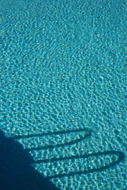 游泳池水梯的影子图片下载