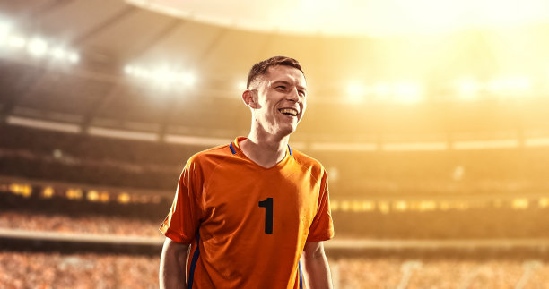 足球场上的快乐足球运动员图片下载