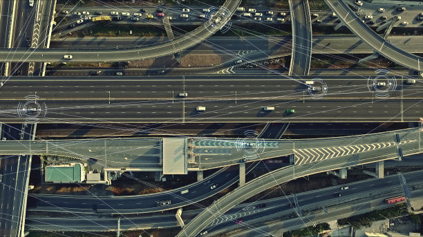 高架高速公路上的未来无人驾驶汽车图片下载