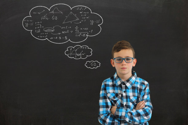 学校男孩孩子想聪明的想法教育演讲泡泡黑板图片下载