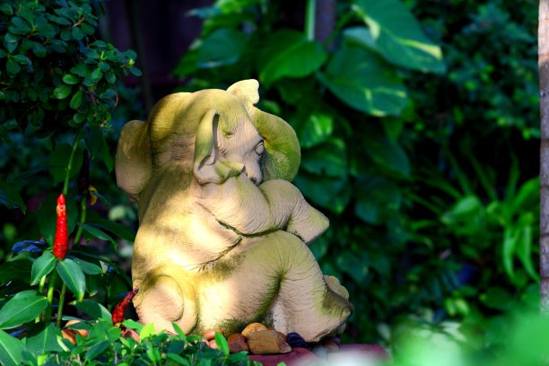 花园里的陶瓷大象图片下载