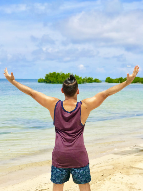 在菲律宾的海滩上张开双臂图片下载