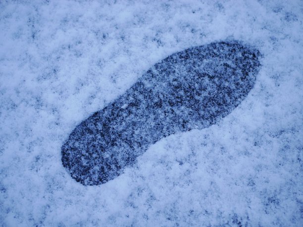 脚步在雪地图片下载