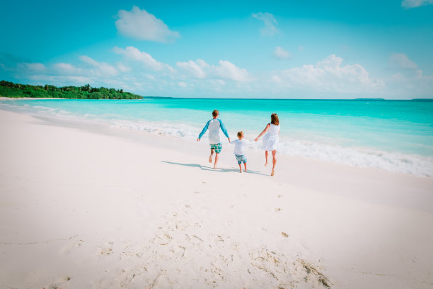 幸福的家庭和孩子一起在海滩上玩得开心图片下载