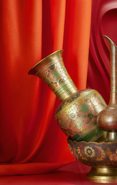 铜质餐具东方风格的侧面与红色背景与戏剧设计。的背景图片。图片下载