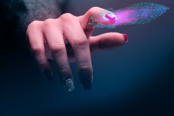 女人用食指触摸火箭创新技术。混合媒体图片下载