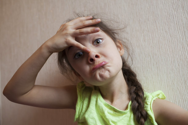 小女孩笑着做了个鬼脸图片下载