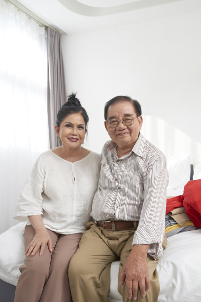 一对幸福的老年夫妇在酒店房间里图片下载