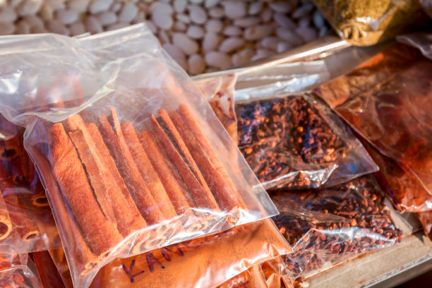一堆香料装在塑料袋在户外市场图片下载