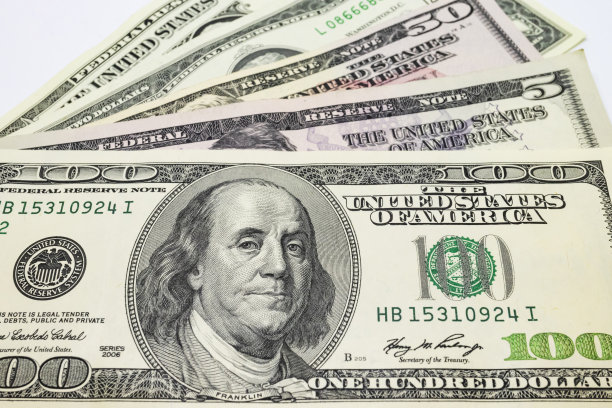 一堆钞票美元是世界贸易和经济体系的一部分图片下载