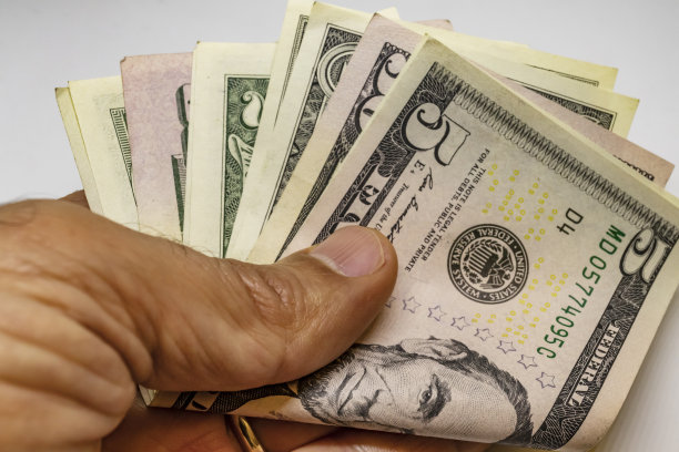 一堆钞票美元是世界贸易和经济体系的一部分图片下载