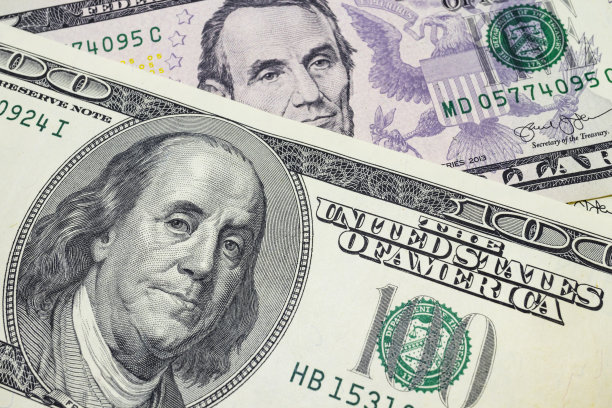 一堆钞票美元是世界贸易和经济体系的一部分图片下载