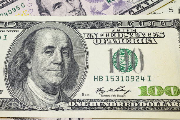 一堆钞票美元是世界贸易和经济体系的一部分图片下载