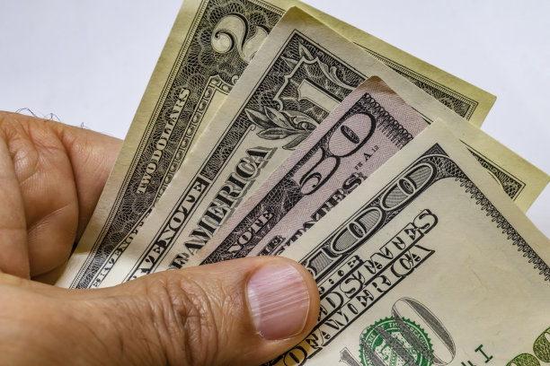 一堆钞票美元是世界贸易和经济体系的一部分图片下载