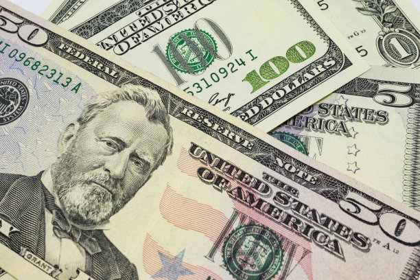 一堆钞票美元是世界贸易和经济体系的一部分图片下载