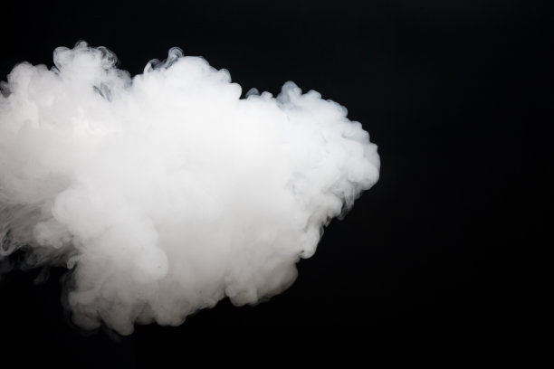 黑色背景上的烟雾图片下载