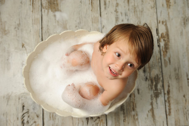 小婴儿在洗澡。图片下载